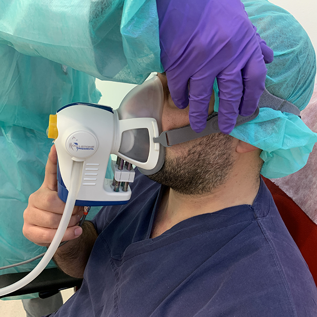 Placing and adjusting the exhaled air collection equipment before a respiratory biopsy.